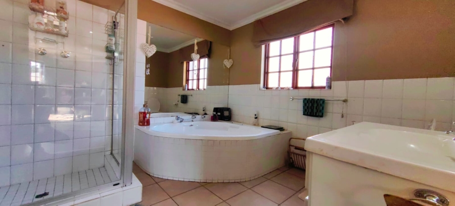 4 Bedroom Property for Sale in Mooivallei Park North West